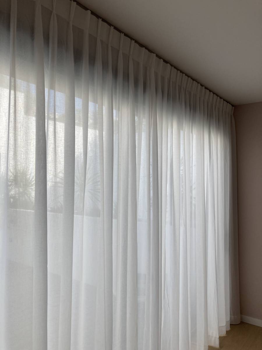 Installation d'un voilage sur mesure sur une grande baie vitrée  à Marseille 7ème