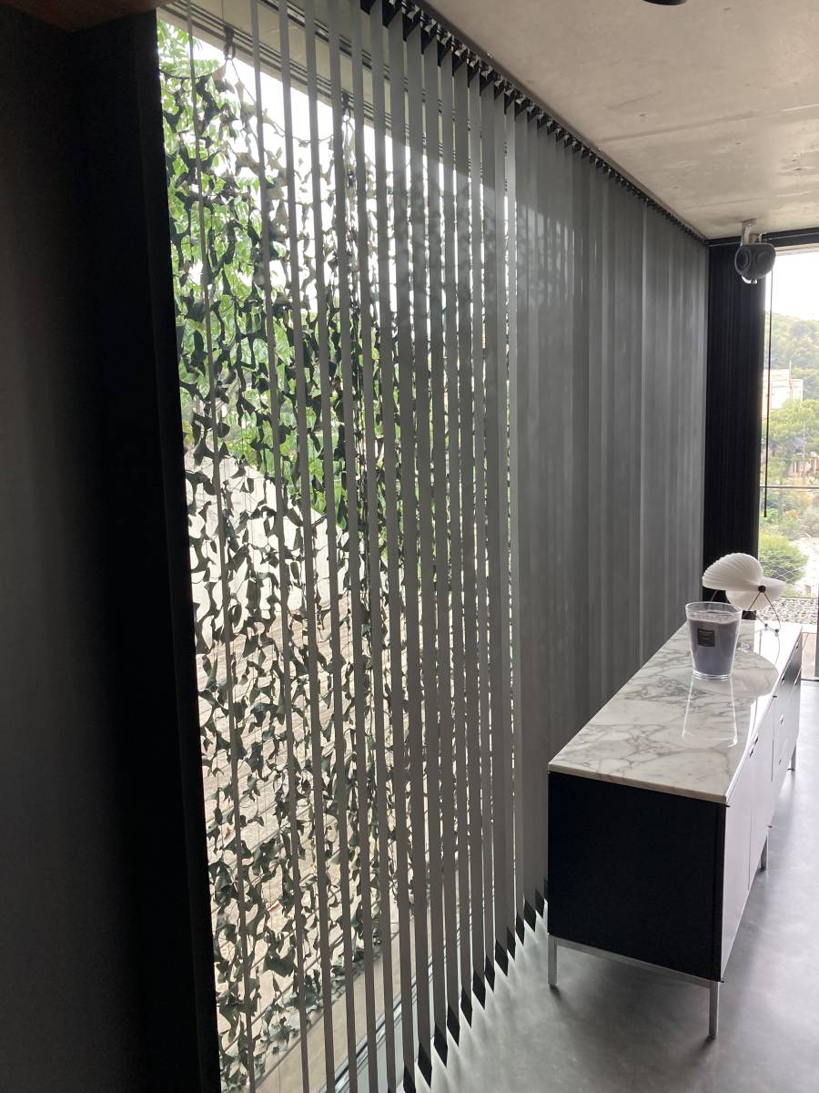 Installation de store : Réalisation et pose de store à bandes verticales, dit stores Californien de la marque Luxaflex à Marseille 8ème