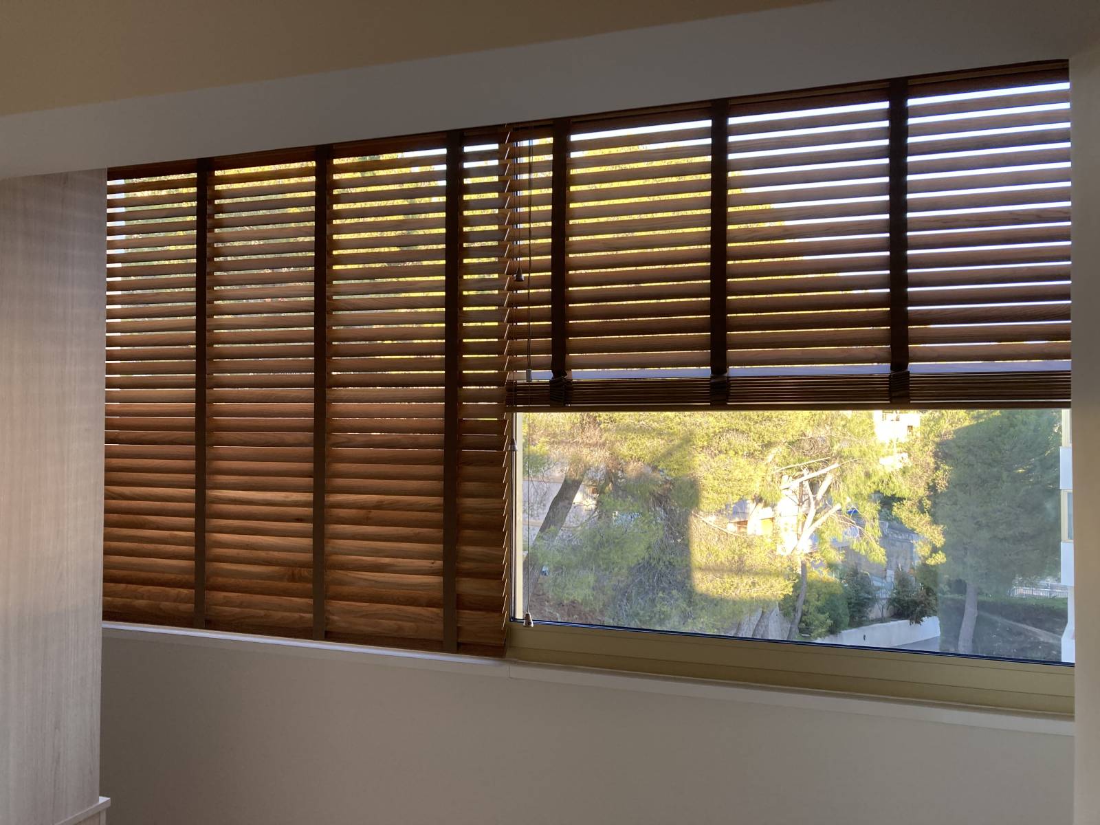 Création et installation de stores vénitiens en bois sur mesure de la marque Luxaflex à Cassis