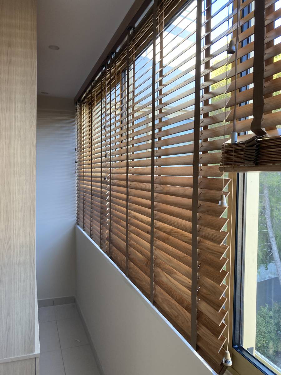 devis pour stores vénitiens en bois sur mesure de la marque Luxaflex à Cassis