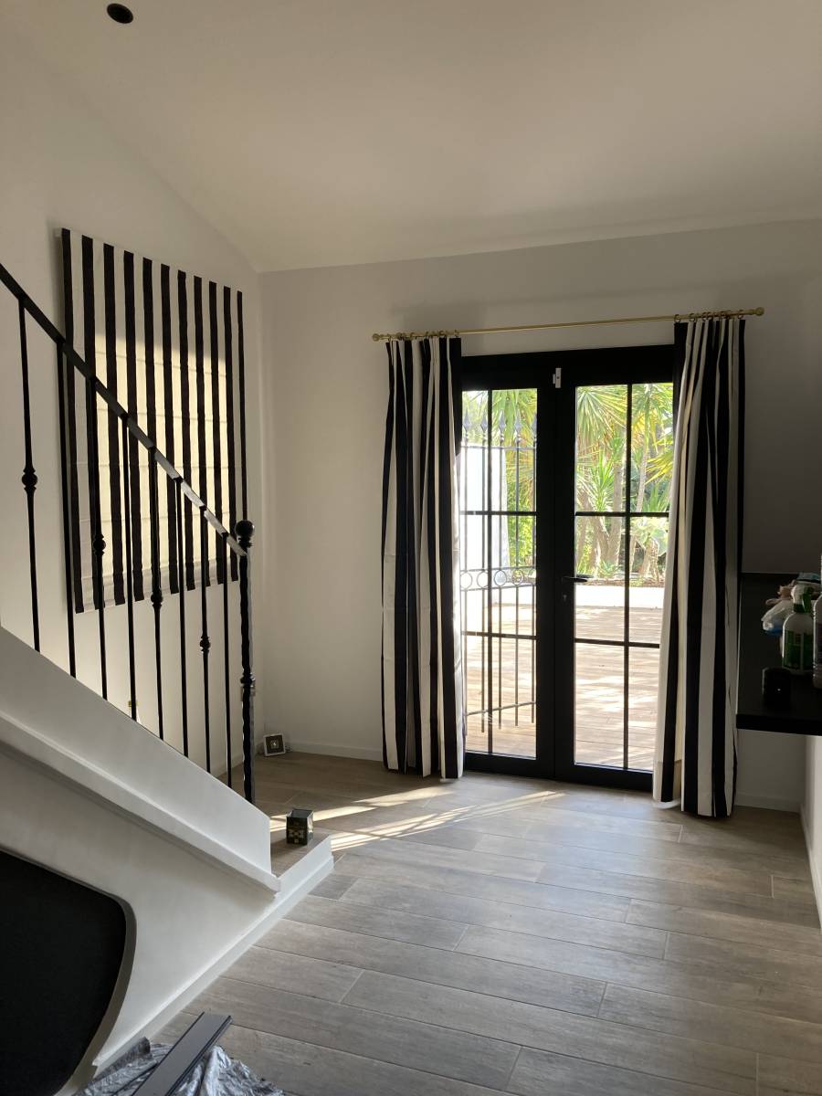 Installation d'une paire de rideaux et d'un store assortis à La Cadière (83)