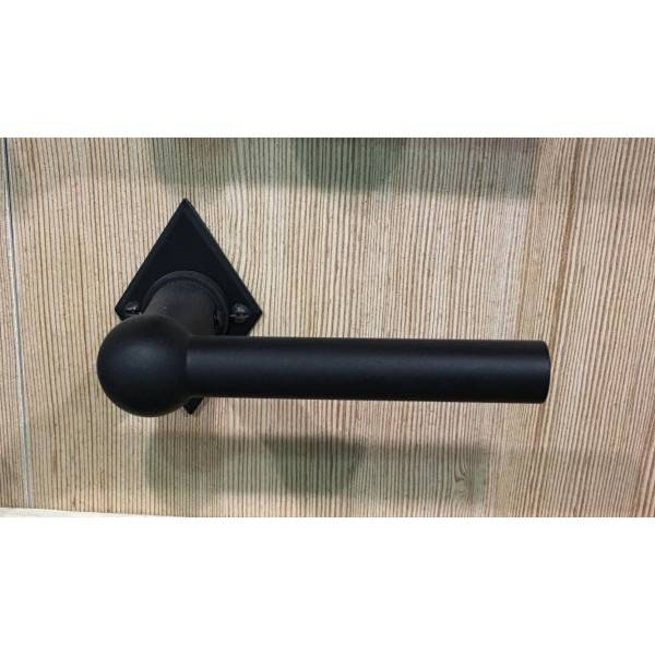 Poignées de porte rustiques. Rouillées, en fer noir ou en fer gris....