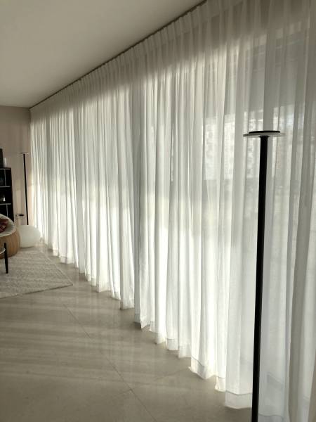 Réalisation d'un voilage sur mesure sur une baie vitrée de 13 mètres à Marseille 7ème